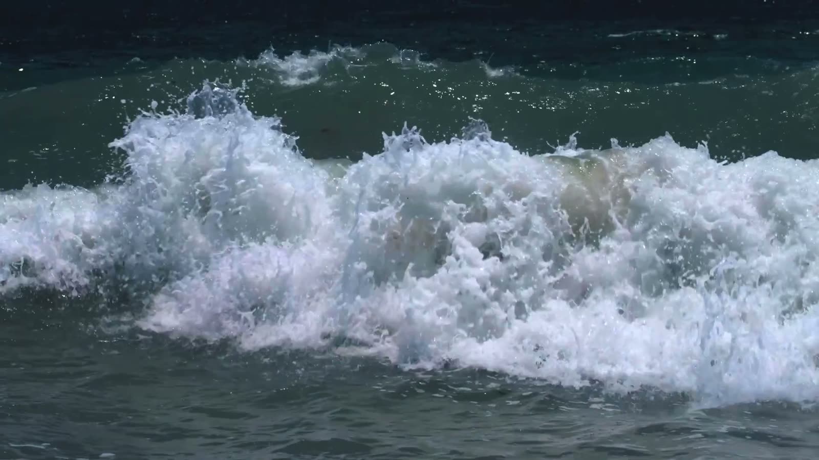 稲村ヶ崎の海に砕ける波（コンセプト動画）