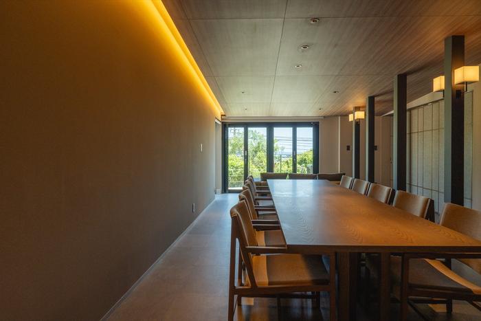 1階の長テーブルを斜めから見たミーティングスペース